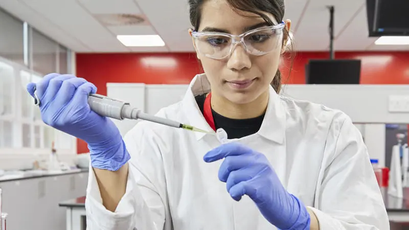 bio medical science student in lab